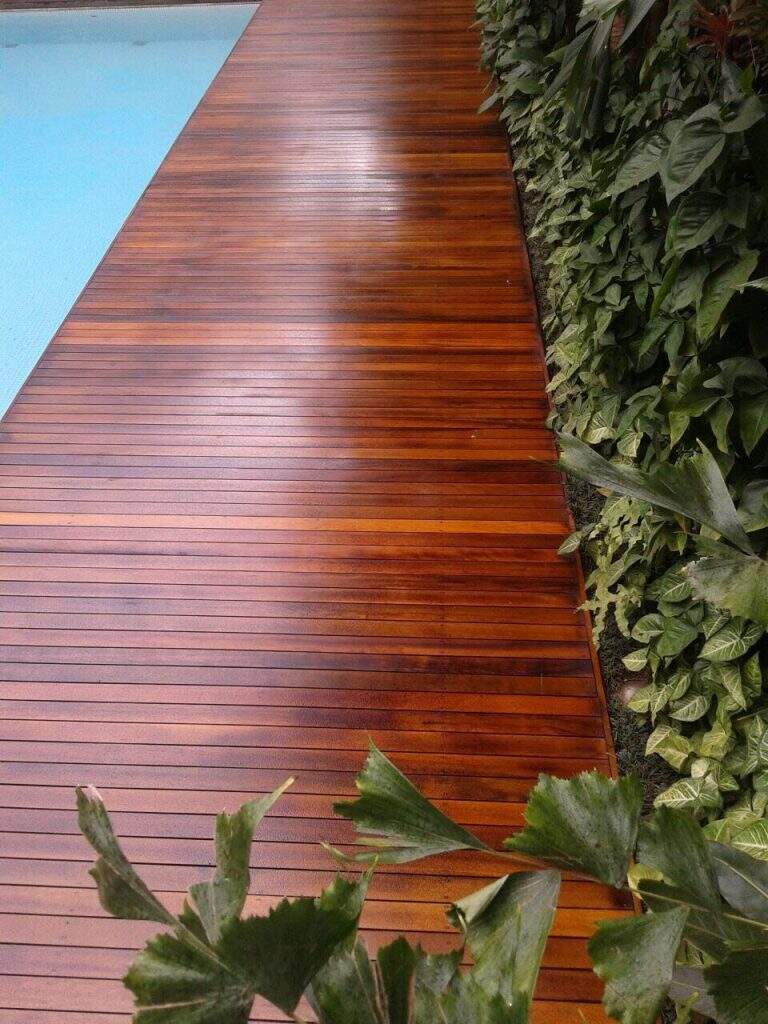 Deck de madeira em piscina