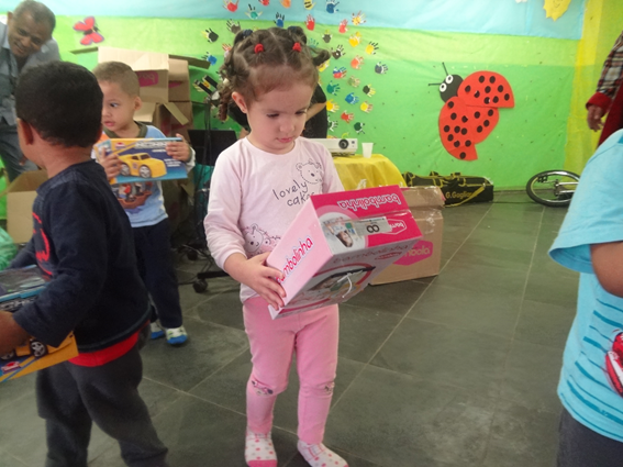 Transwolff dá circo, distribui mais de mil brinquedos e libera ônibus de graça para crianças carentes da zona sul de SP