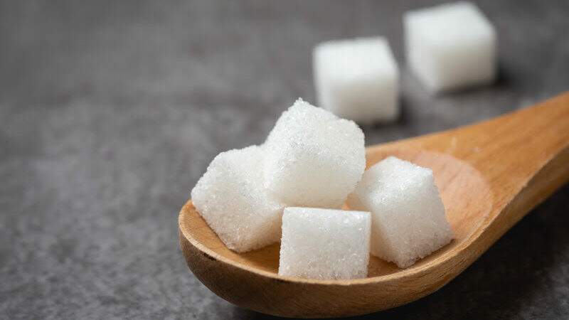 Conheça as vantagens e desvantagens do açúcar e adoçante