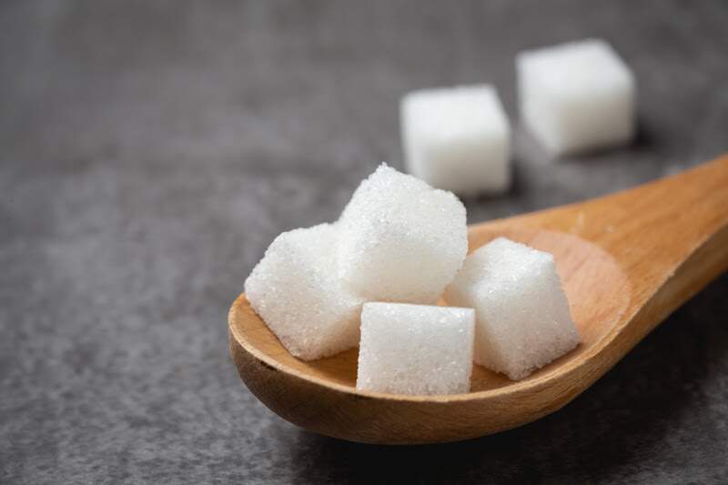 Conheça as vantagens e desvantagens do açúcar e adoçante